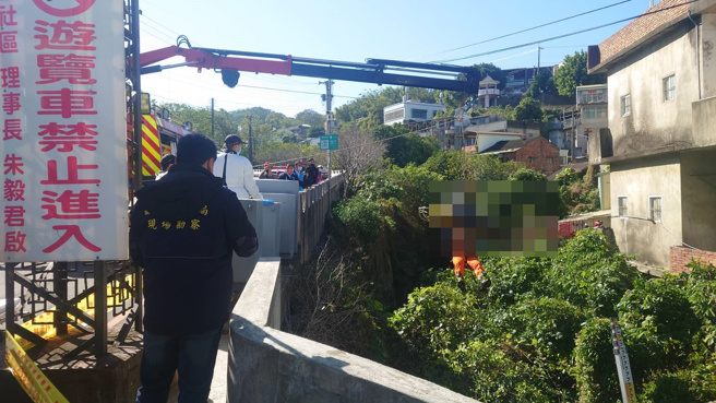 张女走路摇摇晃晃，不明原因走到护栏边后坠落身亡。（民眾提供／李京升苗栗传真）