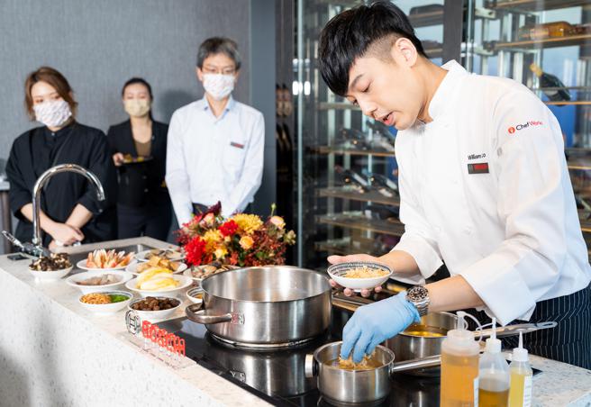 BOSCH请来Sea To Sky行政主厨罗伟洲William Lo，示范Flex IH智慧感应炉的PerfectCook、PerfectFry功能，还分享到恒温慢炖更可释放食材鲜甜。（BOSCH提供）