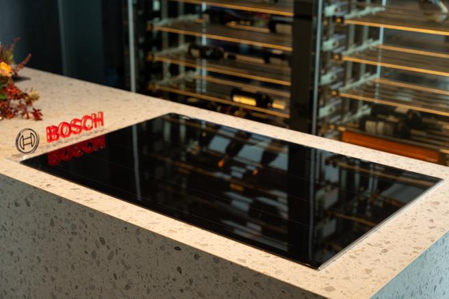 BOSCH Flex IH智慧感应炉拥有「瞬间效能」、「精准温控」、「弹性烹饪」三大核心性能，定价9万8000元。（BOSCH提供）