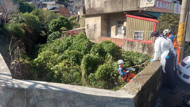 张女走路摇摇晃晃，不明原因走到护栏边后坠落身亡。（民眾提供／李京升苗栗传真）