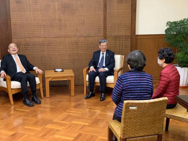 蘇貞昌夫婦在31日的行政院長交接典禮前，向陳建仁伉儷介紹院長辦公室，四人聊得相當開心。（翻攝自蘇貞昌臉書）