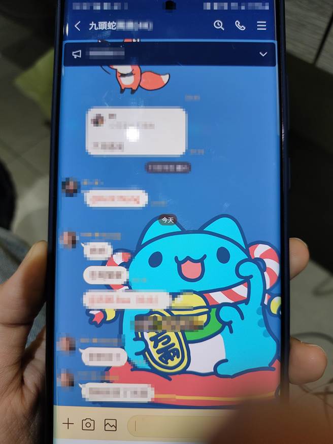 警方发现该集团以命名「九头蛇」群组联繫成员，（警方将内容以马赛克处理）并查获成员计26人，男女成员年龄均在20至30岁左右。（台中市警察局提供／张妍溱台中传真）