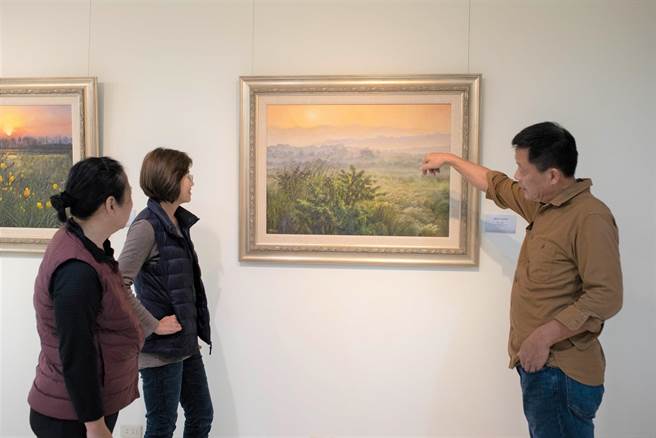 许世彬作品《晨风中的溪畔》描述溪谷中的芒花，在清晨雾气氤氲中随风舞动。（葫芦墩文化中心提供／陈世宗台中传真）