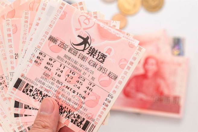 工人拆屋突「天降黄金」，他全数归还见到已逝老奶奶点头道谢，回家后就中乐透。(示意图/shutterstock)