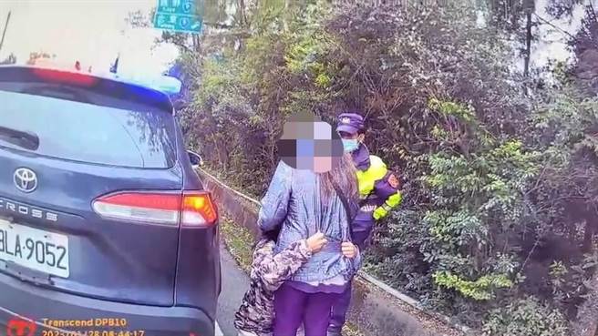 台東縣關山鎮1對母女過年期間因故爭吵，女兒負氣駕車離家，所幸警方沿線調閱監視器及時尋獲。（關山警察分局提供／蔡旻妤台東傳真）