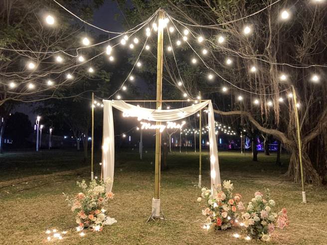 中台湾元宵灯会日前就有婚礼工作室接受委托，利用灯会的灯光环境，营造璀璨气氛。（台中市政府提供／陈世宗台中传真）