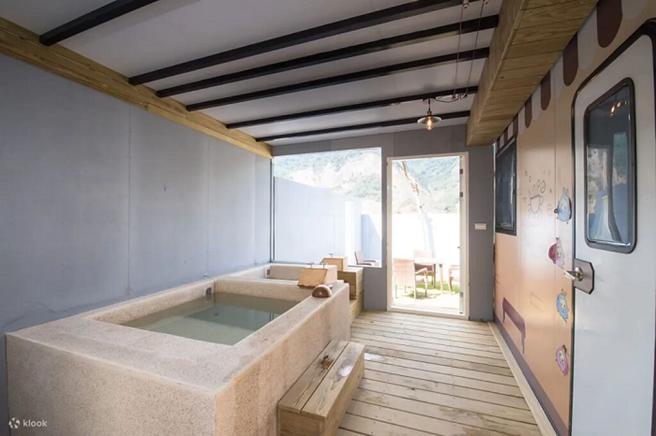 高雄的远山望月温泉风吕露营区，欣赏花旗木同时还可享受美人汤。　图：Klook／提供
