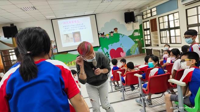 讲师陈美丽在宜兰县东兴国小演讲「我的美丽由我定义」。（教育部提供／林志成台北传真）