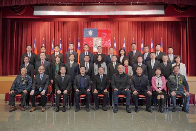 新北市24区长职位调整，民政局今举行宣誓就职典礼，新北市长侯友宜致词表示，每个区长就是市长，台湾最棒的永远是事务官，而不是政治人物，他的人事安排都拒绝关说，希望大家不偏不倚，不分你我和党派，好好打拚。（蔡雯如摄）