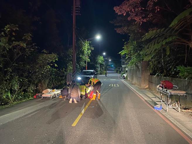 警消赶到现场将妇人送医，但仍急救无效。（警方提供）