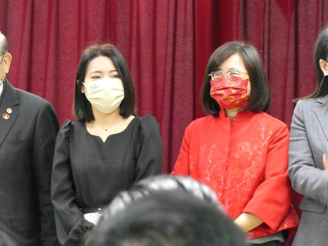 国民党籍立法委员林奕华将请辞转任台北市副市长，立法院国民党团希望林能待立法院各召委选举后再请辞立委，但林上午受访表示，2月初到市政府报到是之前多方谈定，会按照既定行程进行，确定时间要看市政府，但应该就是这几天。（周志豪摄）