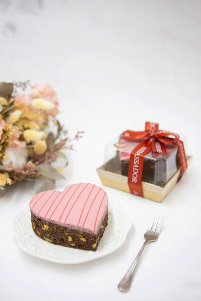 （国宾情人节限定商品「心心相印布朗尼」，以浓郁的布朗尼为主体制作成粉色爱心。图／国宾麵包房）