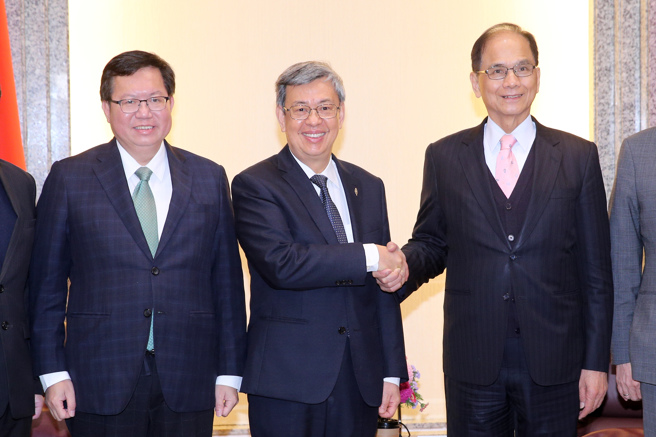 行政院长陈建仁（中）、副院长郑文灿（左）31日走马上任，前往立法院拜会院长游锡堃（右）。（黄世麒摄）