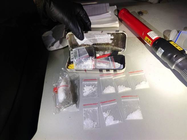 石女身上的红包袋藏有毒品。（翻摄照片／高雄洪靖宜传真）