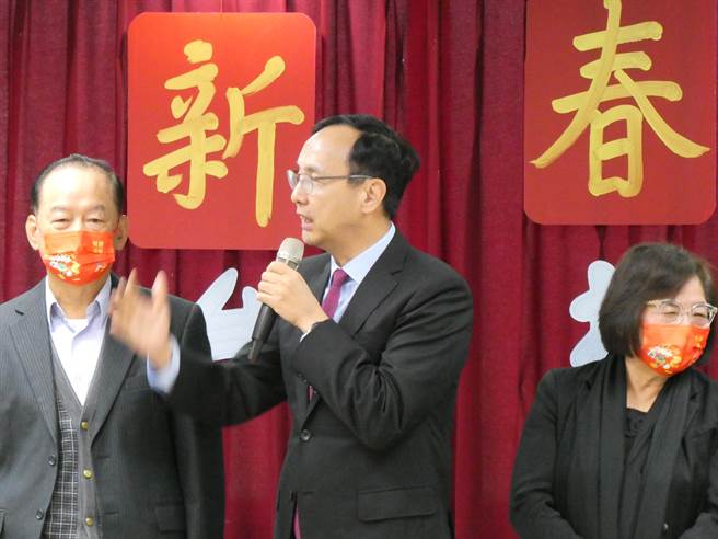 国民党台北市党部主委黄吕锦茹去年底台北市长选后即传出倦勤，近日提出辞呈。国民党主席朱立伦今受访时肯定，黄吕非常辛苦，忍辱负重、认真努力，受台北市全部党内同志一致拥戴，认为她是最好的妈妈主委，一定会继续拜托黄吕。（周志豪摄）