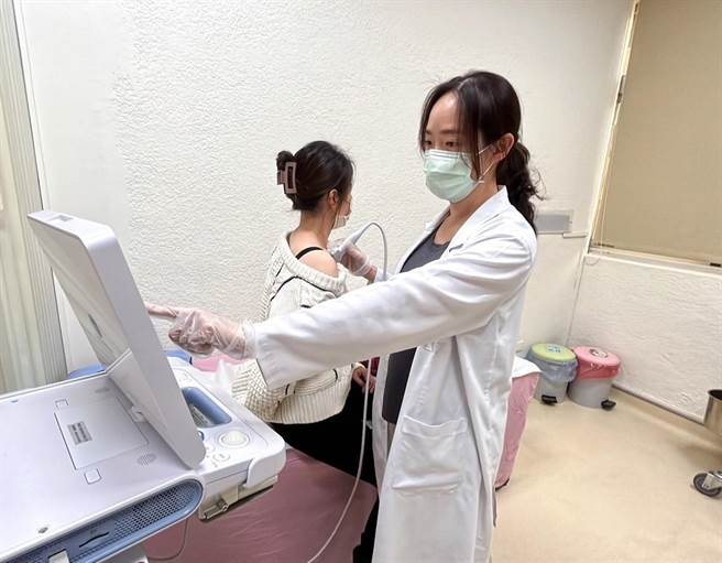 高雄市民生医院復健科医师陈宣宇（右）对洪小姐施予超音波导引钙化灌洗抽吸术，将肌腱中的钙化物质抽洗出来，立刻缓解症状。（高雄市民生医院提供／袁庭尧高雄传真）