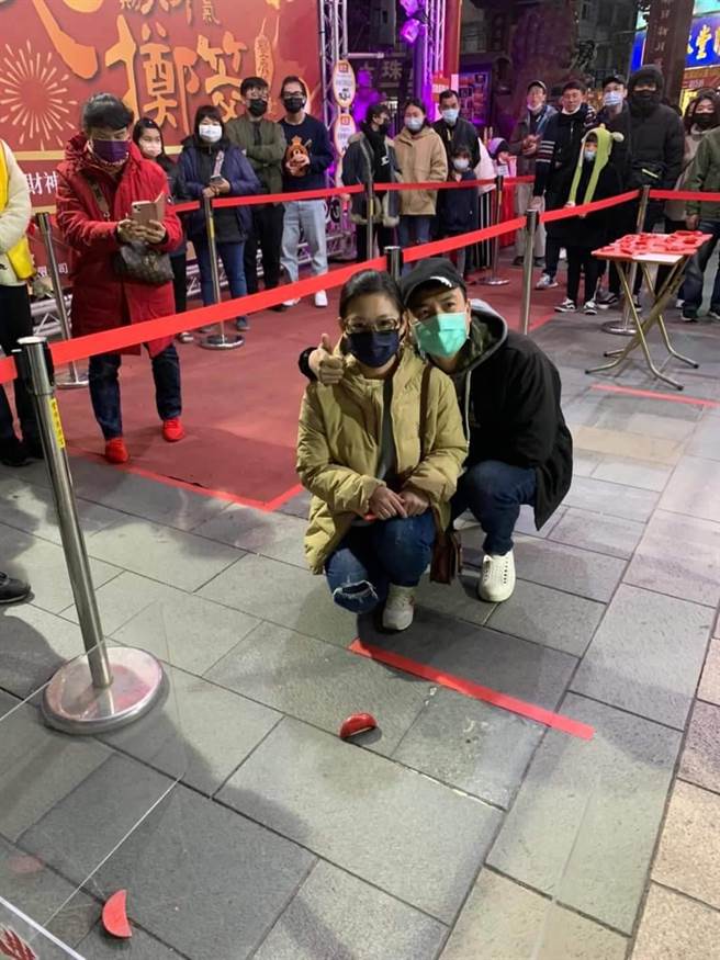 豐原慈濟宮今年首次舉辦「武財神.賜財氣-豐原媽百萬大獎擲筊祈福」活動，吸引各地民眾前往擲筊祈福。（民眾提供）