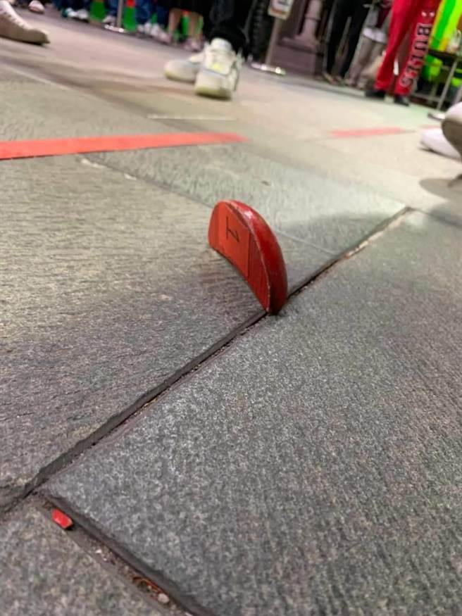 春節期間，許多民眾前往慈濟宮擲筊試手氣，還有民眾擲出「立杯」。（民眾提供）