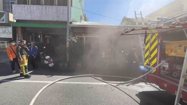 台东市博爱路今天11点许发生火警，起因疑因男子在室内燃炮鞭炮。（读者提供／蔡旻妤台东传真）