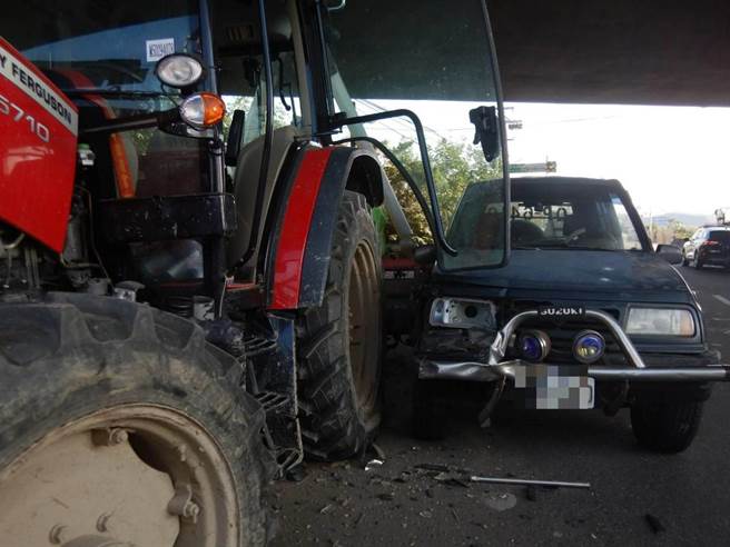 台中市雾峰区四德路与四德路498巷口31日上午发生1起车祸，65岁陈姓男子驾驶着农用耕耘机与81岁胡姓男子驾驶的小客车发生碰撞，。（民眾提供／潘虹恩台中传真）