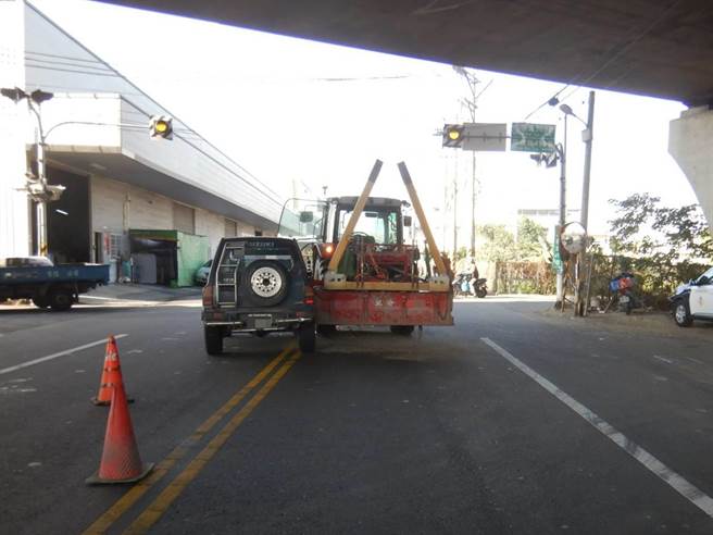 台中市雾峰区四德路与四德路498巷口31日上午上午08时26分，65岁陈男驾驶着农用耕耘机与81岁胡男则驾驶着黑色小客车发生碰撞，幸两车驾驶皆无大碍。（民眾提供／潘虹恩台中传真）