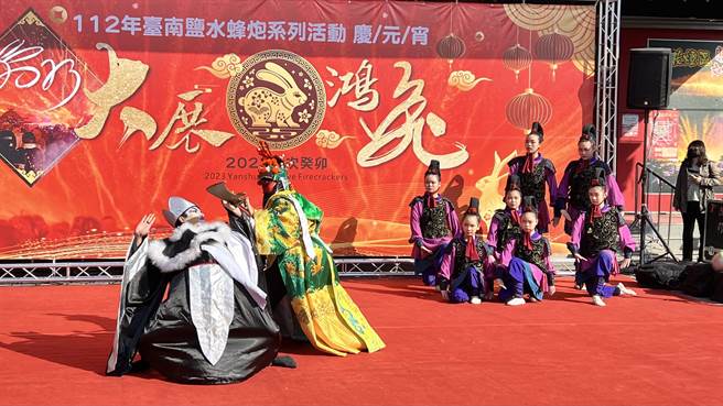 庙方邀请磐果舞团表演关公大刀斩妖除魔等精彩戏码，获得现场满堂彩。（张毓翎摄）