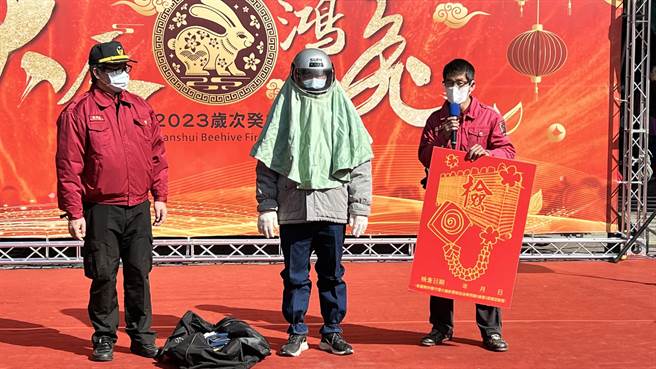 消防局盐水分队在现场示范民眾参加蜂炮时，所应具备的装备和宣导相关注意事项。（张毓翎摄）