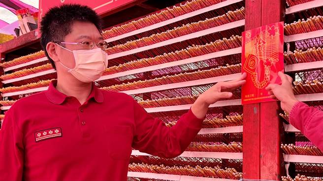 随着盐水蜂炮活动逼近，消防局抽查炮城，并张贴合格标志。（张毓翎摄）