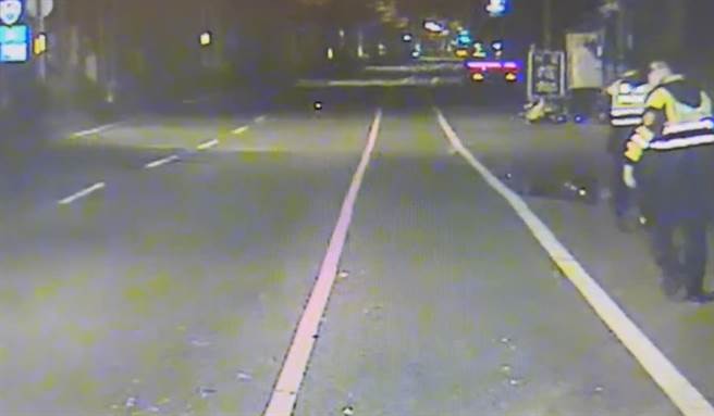 彰化县八卦山沿线经常有水鹿出没，近年来发生多起水鹿闯进马路的车祸意外，31日凌晨彰南路4段再传水鹿被撞死意外，臟器外露死状悽惨。(民眾提供／吴建辉彰化传真)