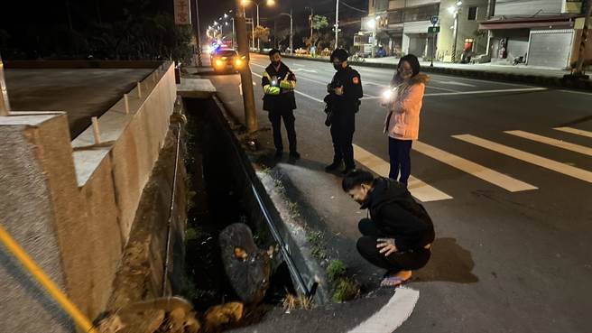 彰化警分局快官派出所员警高伟伦(左二)生前最后一次值勤，也是进行水鹿救援。(本报资料照片)