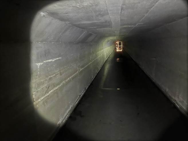 高雄市水利局为解决凤山区的淹水问题，已经完成拓宽雨水下水道工程，图为新富路雨水下水道内部完成照。（高雄市水利局提供／林瑞益高雄传真）