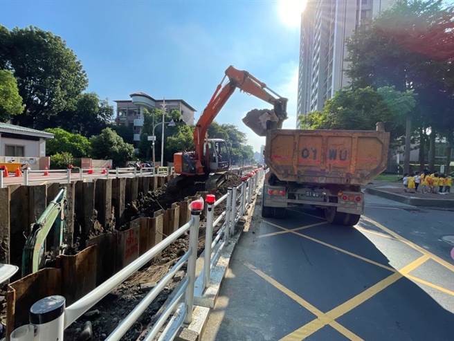高雄市水利局为解决凤山区的淹水问题，已经完成拓宽雨水下水道工程，图为新富路施工图。（高雄市水利局提供／林瑞益高雄传真）