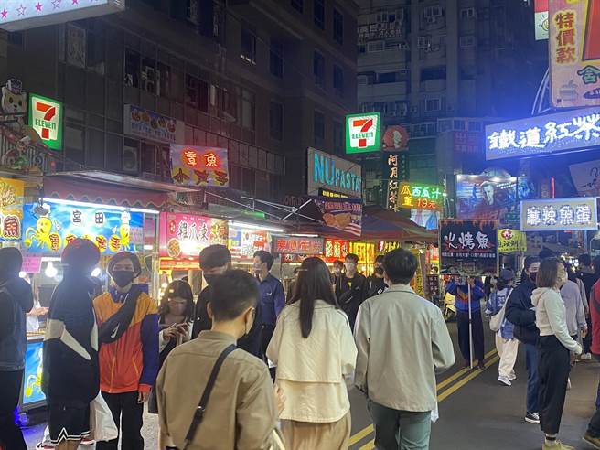 商圈型景点如一中商圈等，春节期间人潮络绎不绝。(台中市政府提供)