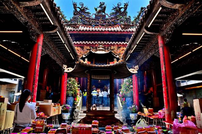 大甲镇澜宫等，春节吸引许多民眾携家带眷参拜，祈求新的一年风调雨顺、事事顺遂。(台中市政府提供)