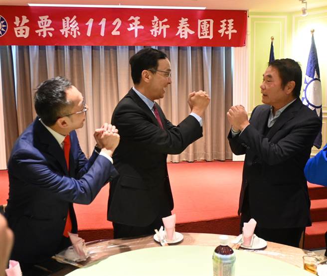 国民党主席朱立伦（中）与苗栗县长锺东锦（右）互相道贺恭喜。（李京升摄）