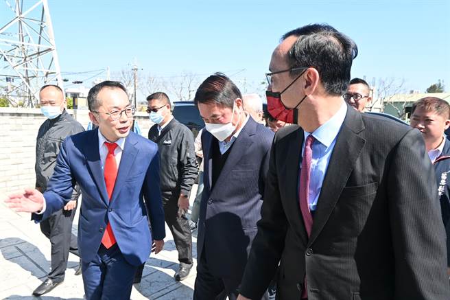 前排左起国民党苗栗县党部主委邱一峰、苗栗县长锺东锦、国民党主席朱立伦。（李京升摄）