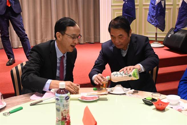 国民党主席朱立伦与苗栗县长锺东锦并肩而坐，席间锺还帮朱立伦倒茶。（李京升摄）