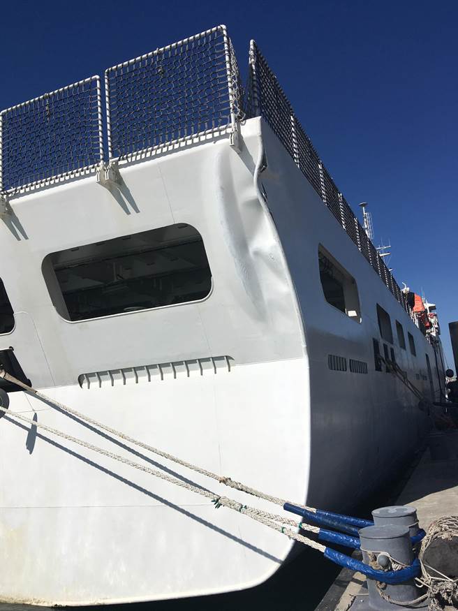 嘉義艦進港風大失控撞碼頭，造成艦船身右側舷邊外板有擦痕。（海巡署艦隊分署提供）