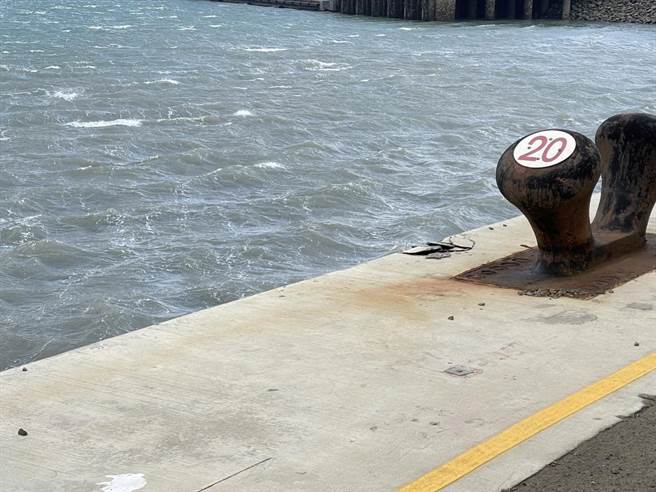 嘉義艦進港風大失控撞碼頭，造成碼頭輪檔損壞。（民眾提供）