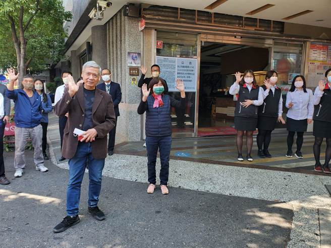 云林县唯一经营国道客运的日统客运今（31日）12点20分，斗六站发出前往台北的7000线最末一班车，董事长林义风（左前）率员工向乘客挥手道别。（周丽兰摄）