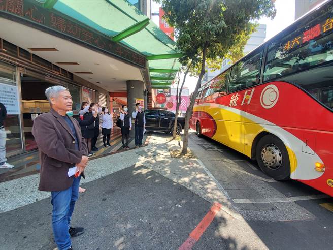云林县唯一经营国道客运的日统客运今（31日）12点20分，斗六站发出前往台北的7000线最末一班车，日统在高速公路奔驰的画面走入歷史，创办人林义风率公司同事向旅客感谢道别。（周丽兰摄）
