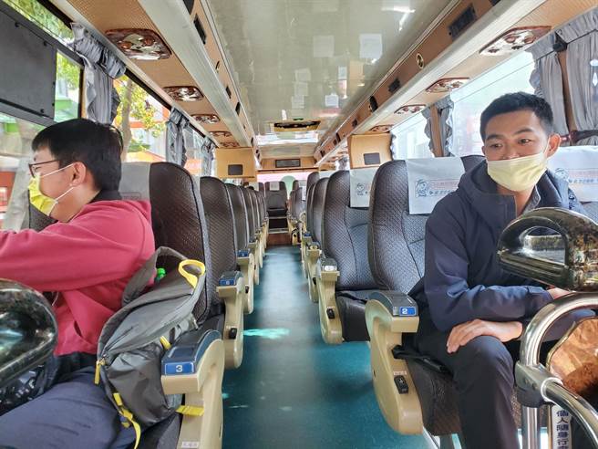 在斗六站搭日统末班车北上的年轻人，另一人是他的朋友，其余30张票在西螺站售出。（周丽兰摄）