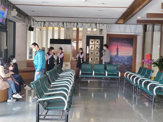 资歷约10几年的售票小姐们个个哭红了眼，婉拒受访。（周丽兰摄）