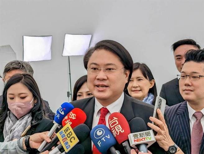 林右昌（中）今在脸书发文表示，贫富差距扩大造成剥夺感增加，是民进党去年大败的原因。（中时资料照，张志康摄）