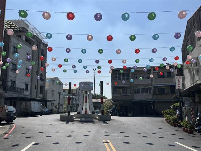 仁德区成功里高挂500个灯笼妆点元宵节气息。(郑晴而提供／曹婷婷台南传真)