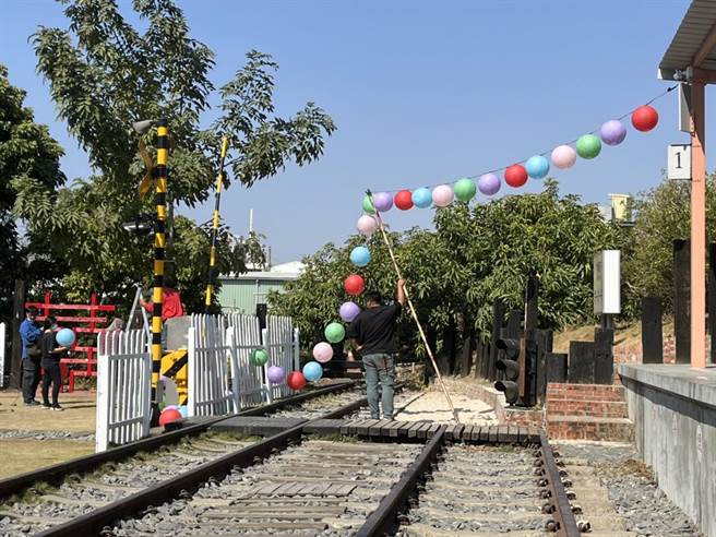 仁德区成功里牛稠子车站公园至许愿台一路悬挂500个灯笼，妆点元宵节气息。(郑晴而提供／曹婷婷台南传真)