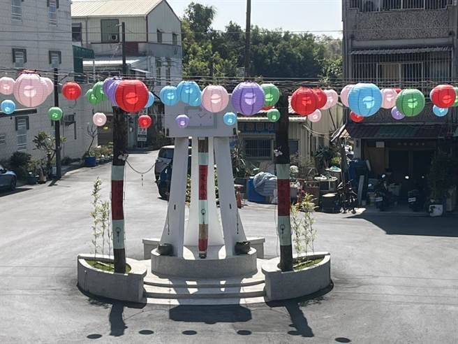 仁德区成功里高挂500个灯笼妆点元宵节气息。(郑晴而提供／曹婷婷台南传真)