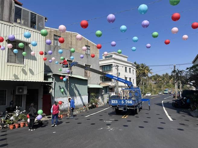 仁德区成功里志工们今天忙着挂起500个灯笼。(郑晴而提供／曹婷婷台南传真)