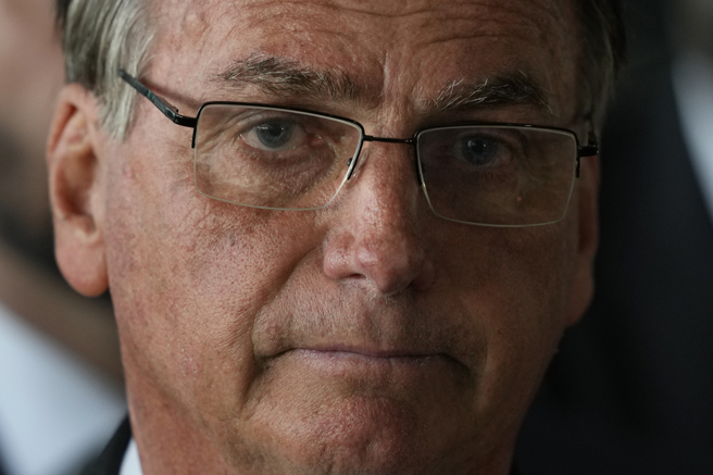 巴西极右派前总统波索纳洛（Jair Bolsonaro）为了能继续留在美国，波索纳洛已经申请了为期6个月的签证。
(图/美联社)