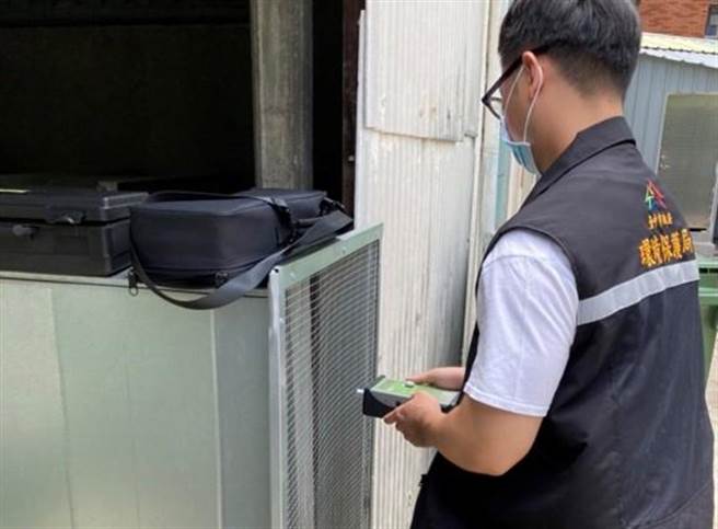 环保局稽查人员以科学仪器协助店家找出污染防制设施不足之处。（环保局提供／张亦惠台中传真）